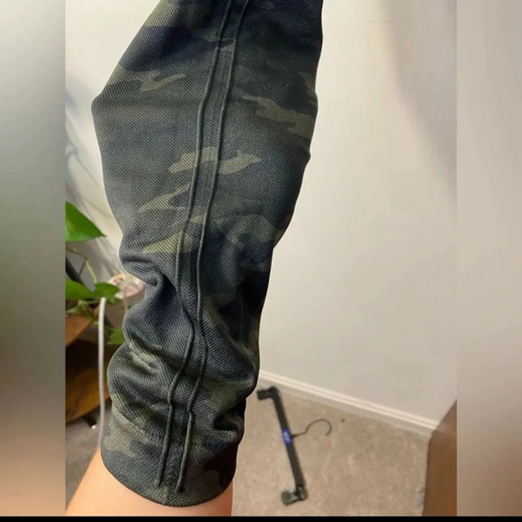 SPANX|| High waisted Green Camo leggings. Size Small. No flaws - Picture 6 of 6